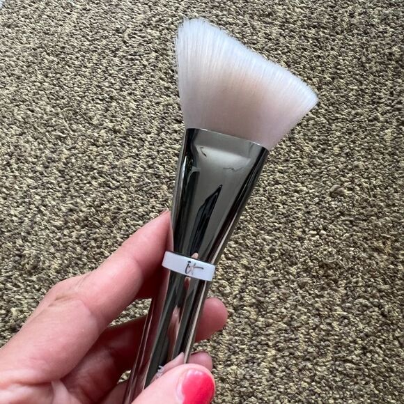 It cosmetics Skin Smoothing Complexion Brush - Picture 7 of 8